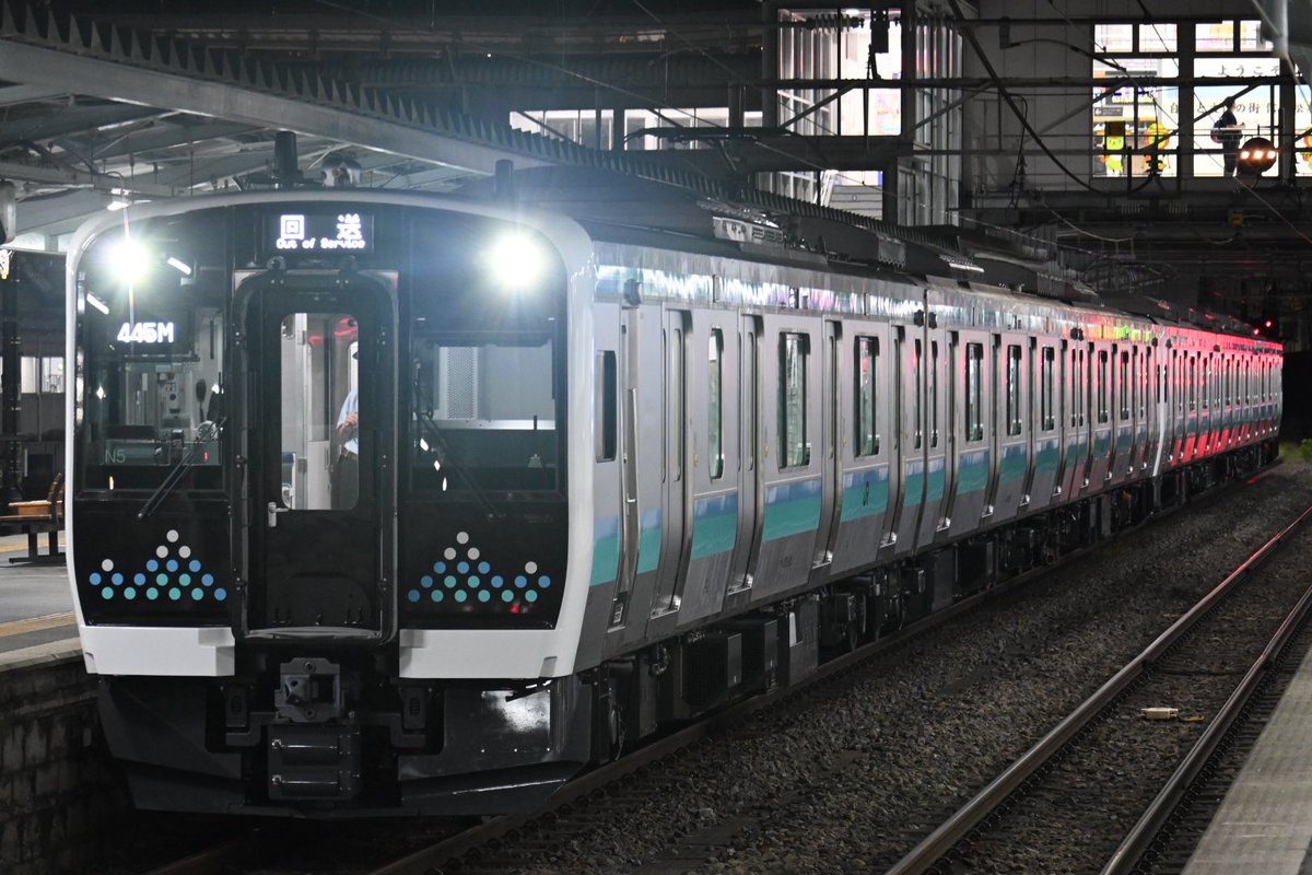 Cocoa_189_510's tweet photo. 中央本線・篠ノ井線・信越本線用のE131系200番台が長野地区でも運用開始。

長野県内では「4種類の"長野色"」が営業運行してるという中々すごい展開に。

E131系、211系、E127系、115系（しなの鉄道）という歴代なラインナップ。 https://t.co/nCTXiTQU5z