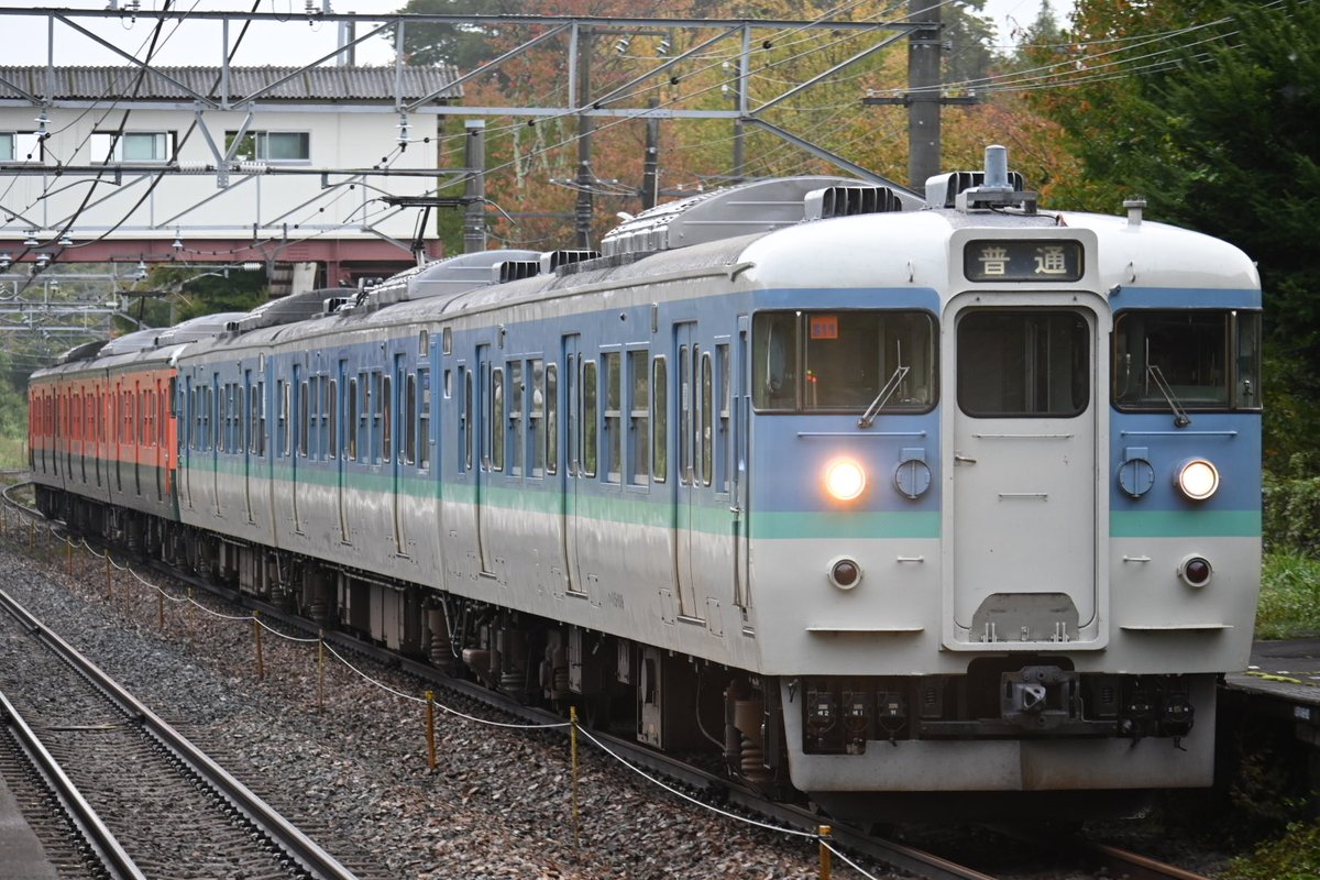 Cocoa_189_510's tweet photo. 中央本線・篠ノ井線・信越本線用のE131系200番台が長野地区でも運用開始。

長野県内では「4種類の"長野色"」が営業運行してるという中々すごい展開に。

E131系、211系、E127系、115系（しなの鉄道）という歴代なラインナップ。 https://t.co/nCTXiTQU5z