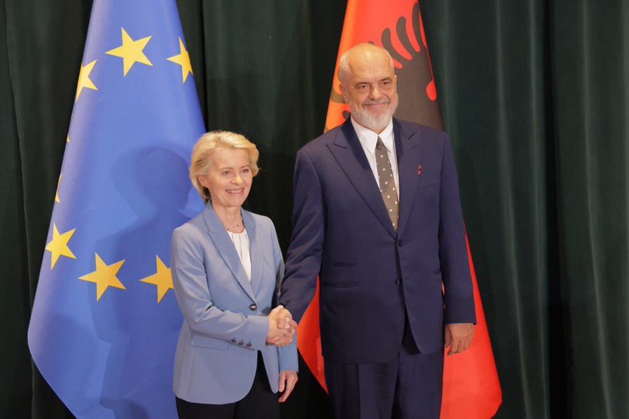 GencPollo's tweet photo. Unavoidable meeting for all sort of good reasons 
Unavoidable impression in the country (based on her speech and theatrics) that the EU Commission is comfortable with an authoritarian &amp; kleptocratic regime https://t.co/R6qgo8XMhx
