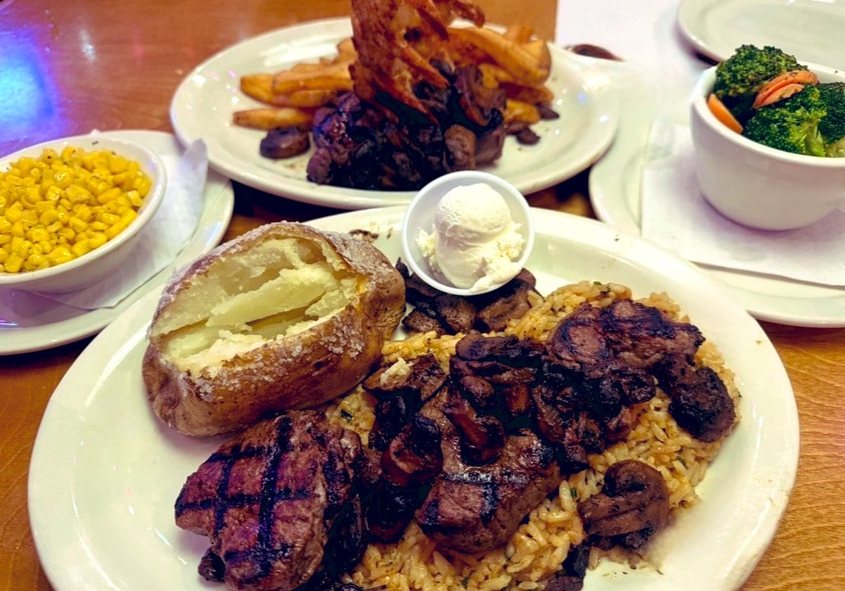 MaiPinkstar's tweet photo. この日の思い出✨️
現地の日本人、地元の人が
大好きなステーキ屋さん🥩🥩🔥
The肉を喰らう🦁
ワイルドだろ。

時差でこちらは10月1日🍁🍂
今月もよろしくお願いします😌 https://t.co/T7gHt9LH8G