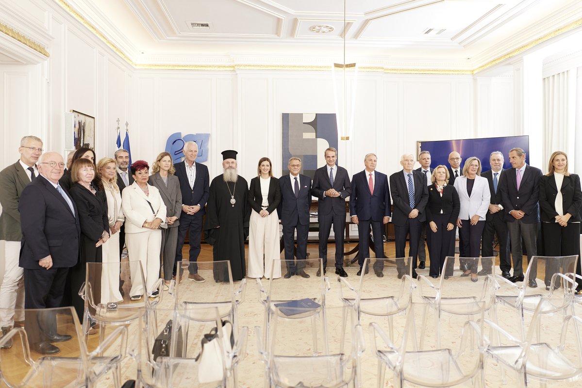 PrimeministerGR's tweet photo. Υπογράψαμε σήμερα τη σύμβαση για τη δημιουργία του Εθνικού Πρότυπου Κέντρου για την Άνοια.

Θέλω να ευχαριστήσω όλα τα ιδρύματα, τα οποία σε συνεργασία με την πολιτεία δρομολογούν σήμερα κάτι πραγματικά μοναδικό: το πρώτο πρότυπο κέντρο για την άνοια και τις συναφείς γνωστικές διαταραχές στη χώρα μας.

Είναι μια πολύ σημαντική στιγμή για εκατοντάδες χιλιάδες συμπολίτες μας, οι οποίοι νοσούν ή κινδυνεύουν να νοσήσουν. Αλλά και μια εξίσου σημαντική στιγμή για τους συγγενείς και για τους φροντιστές που βιώνουν συχνά έναν παράλληλο «Γολγοθά». https://t.co/lbUDSrWiys