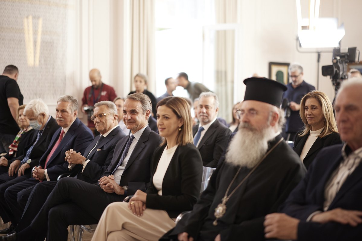 PrimeministerGR's tweet photo. Υπογράψαμε σήμερα τη σύμβαση για τη δημιουργία του Εθνικού Πρότυπου Κέντρου για την Άνοια.

Θέλω να ευχαριστήσω όλα τα ιδρύματα, τα οποία σε συνεργασία με την πολιτεία δρομολογούν σήμερα κάτι πραγματικά μοναδικό: το πρώτο πρότυπο κέντρο για την άνοια και τις συναφείς γνωστικές διαταραχές στη χώρα μας.

Είναι μια πολύ σημαντική στιγμή για εκατοντάδες χιλιάδες συμπολίτες μας, οι οποίοι νοσούν ή κινδυνεύουν να νοσήσουν. Αλλά και μια εξίσου σημαντική στιγμή για τους συγγενείς και για τους φροντιστές που βιώνουν συχνά έναν παράλληλο «Γολγοθά». https://t.co/lbUDSrWiys