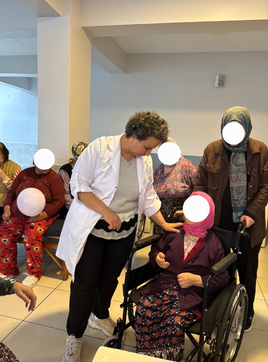 sebintsm's tweet photo. Dünya Yaşlılar Günü ile ilgili Şebinkarahisar Yaşlı ve Bakım Merkezinde yapılan etkinliğe eğitim sorumlumuz katılarak yaşlılarımızla sohbet edip broşürlerle bilgilendirme yapmıştır. https://t.co/0qKUgJweEn