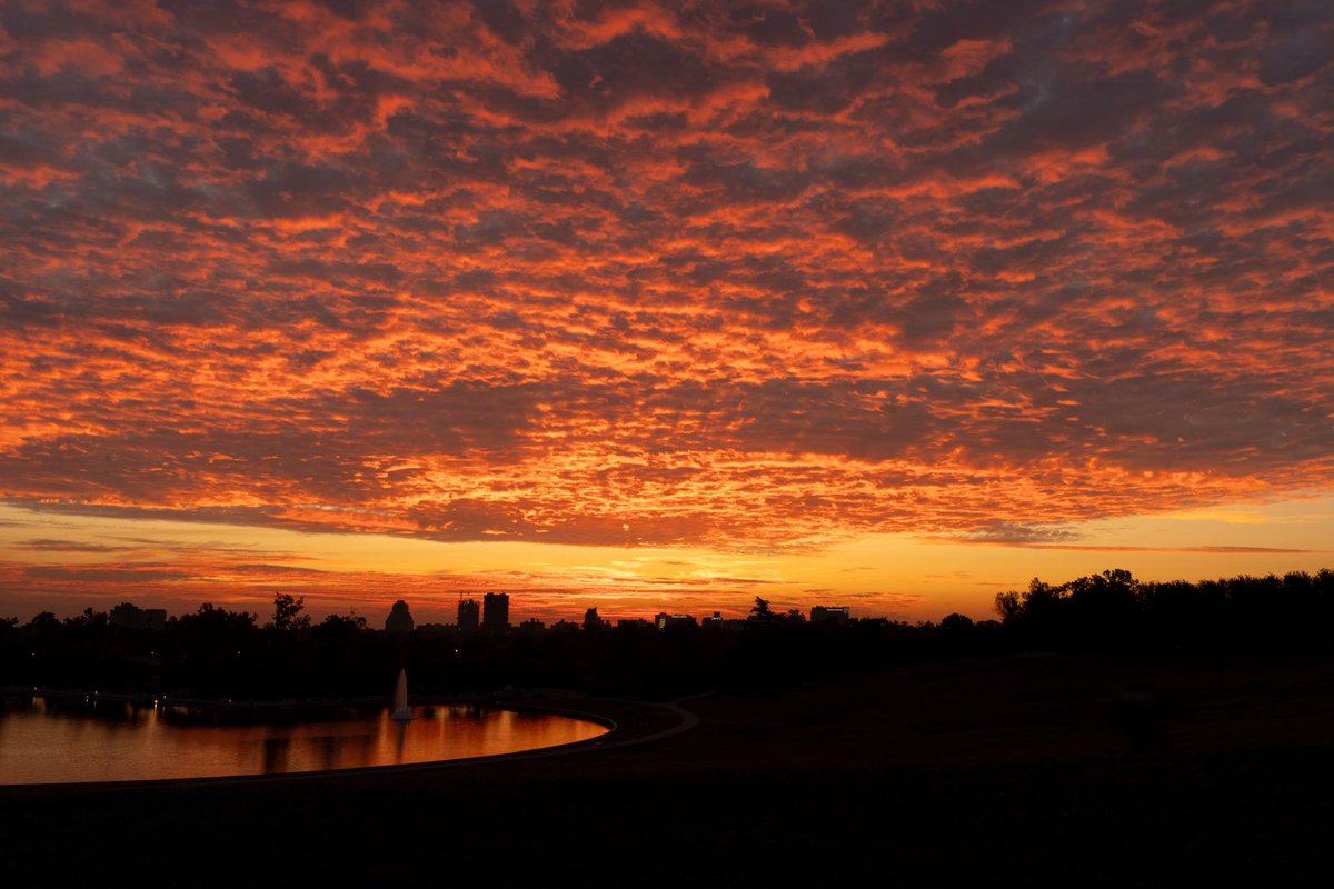 ucitygal's tweet photo. For today’s (10/1) TISL team. Forest Park Sunrise. 

@MichelleLiTV @GFrankTV @PaulCooked @landonjburke @ksdknews https://t.co/cnO9A9oZzW