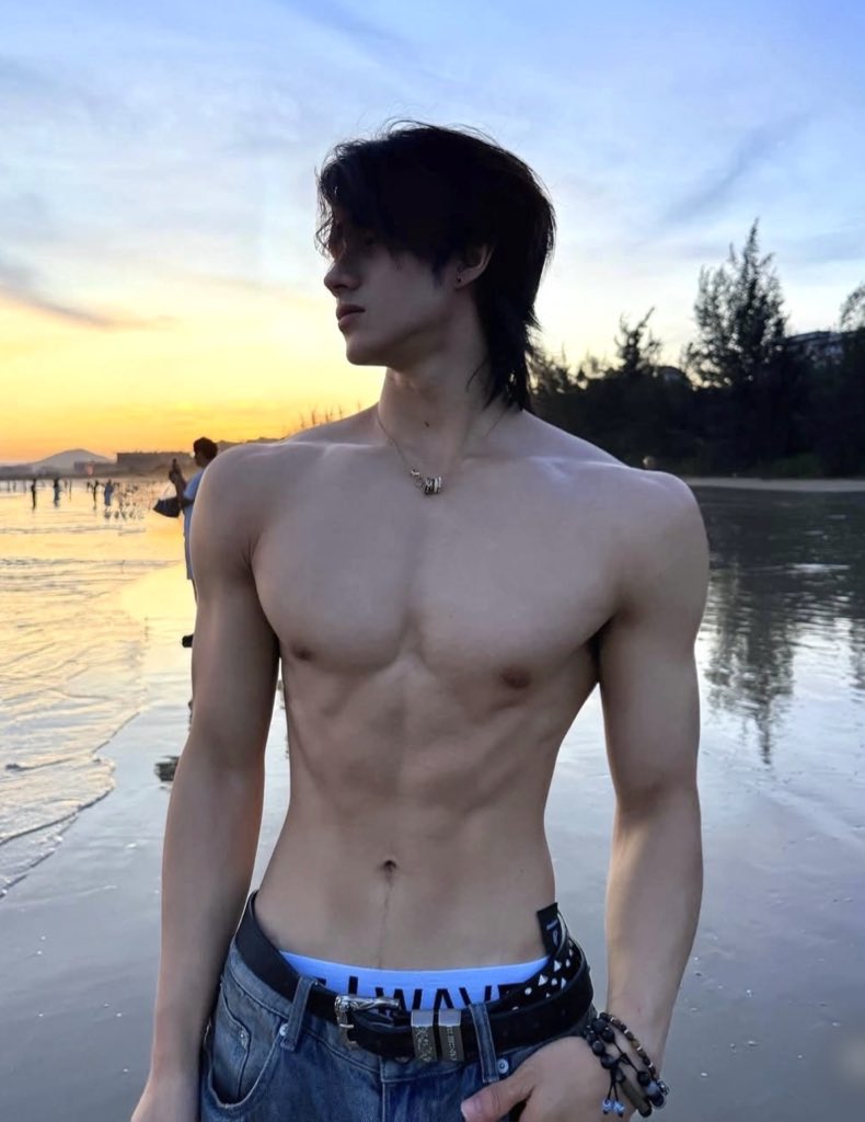 rita_fit03's tweet photo. 顔整っていない＝カッコよくないって
言う人いるけど

・体脂肪率10%前後
・小顔
・張り付くフェイスライン
・ニキビ、毛穴のない肌
・肩幅広げて骨格最大化

これ満たしてたら
ある程度パーツ弱くてもモテるぞ

全部正しい筋トレや食生活で作れるのに
顔や年齢のせいにしてるからモテないんだよ https://t.co/erezDgSovG
