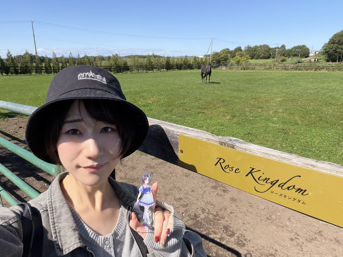 kikuchi_yurina's tweet photo. Yogiboヴェルサイユリゾートファームにて
ローズキングダム号に会うことができました！
やや遠くで草を食べておられました笑
これからも健やかな日々でありますように🌹
パネルにも出会えましたよ〜！ギム様も！ https://t.co/XSa5B0qrMk
