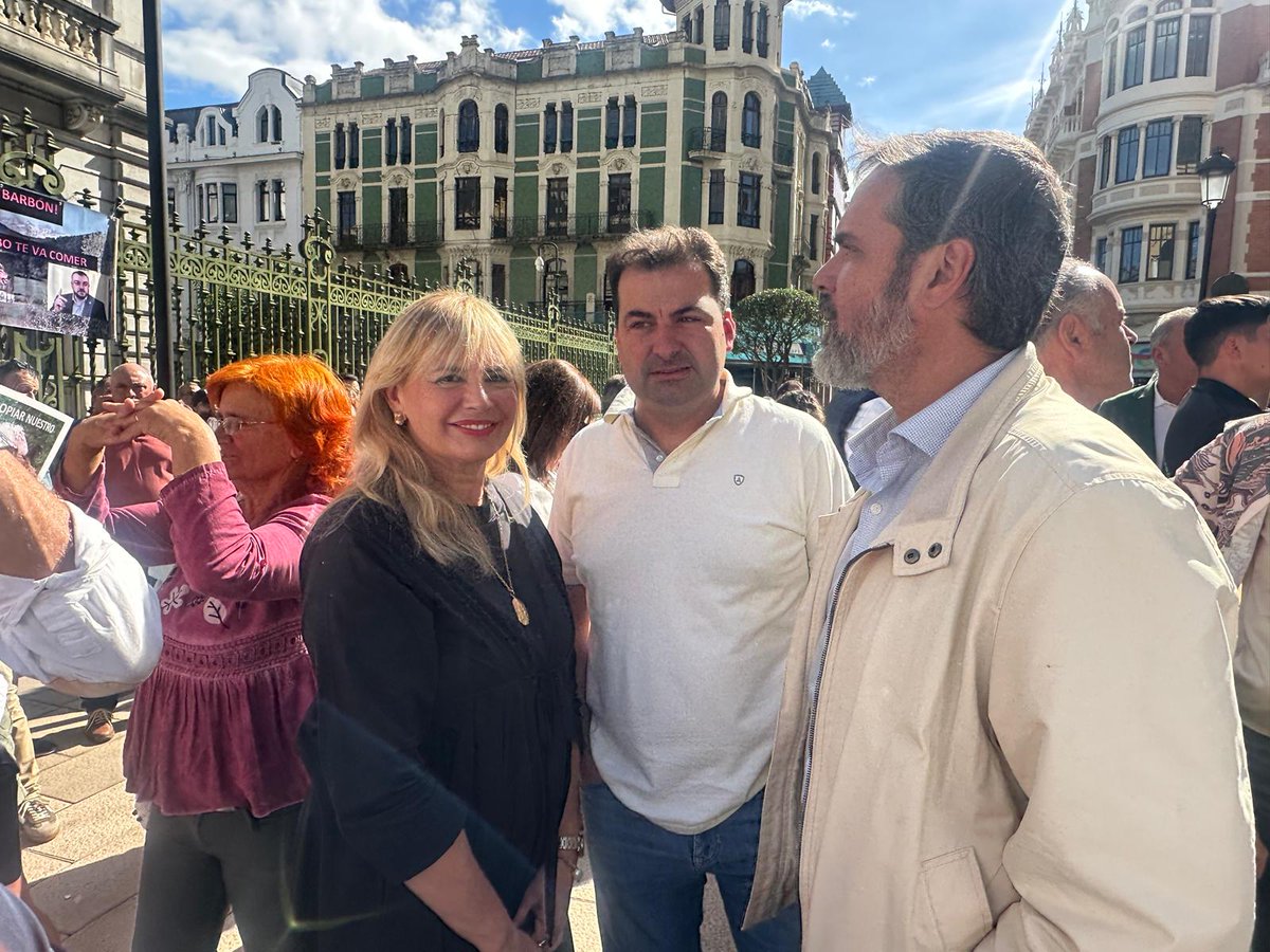 FOROAsturias's tweet photo. 🐺@FOROAsturias, con nuestros ganaderos.
📸Los Alcaldes de @FORO_Colunga, @ToyosCayado, y @AytoSalas, @SergioHidalgoA_ ; con los portavoces municipales de #Caso, @CalvoAgues, y @FORO_Siero, @hugonavap, y la representante de @FOROAstJoven, @llarags, participaron hoy en #Oviedo en la concentración del sector ganadero.

🗣️Toyos: “Están defendiendo su forma de vida. Si queremos unos montes cuidados y conservar nuestro ecosistema, la #ganadería es fundamental”. #lobo