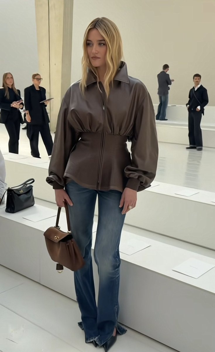 littlemisstp13's tweet photo. sarah at balenciaga show 😭😭😭 #finally #รักพ่อpp https://t.co/2eXuMij3k3