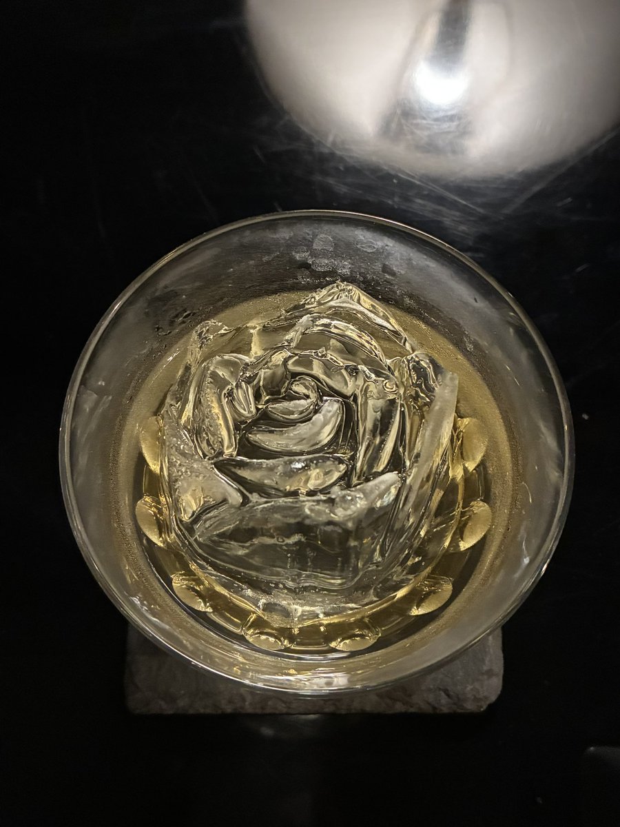 fastener's tweet photo. うめぇ🥃
氷がバラになってるの良いですねぇ https://t.co/gfmXjn9n3N