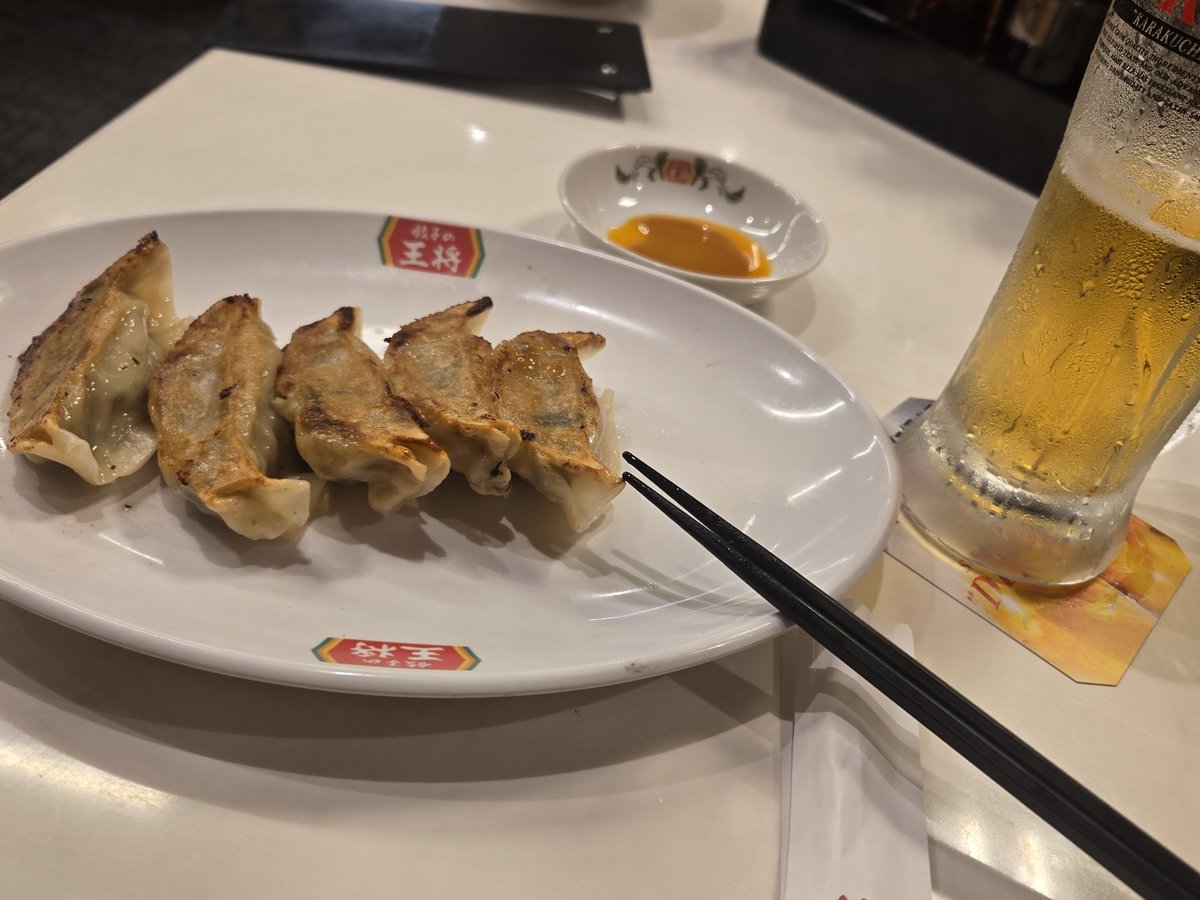 Reds_no1's tweet photo. お仕事がいつもより早目に終わったので  #餃子の王将 でぷはータイム🍻 と思ったら、なんと本日のみ先着50名  #スーパードライ 1杯無料イベント中となっ！ #塩キャベツ でぷはー🍺   #大葉生姜餃子 でぷはー🍻  締めに  #月見秋らーめん 🍜   そして、浮いたお金でデザート杏仁豆腐(*´▽`) https://t.co/lSeuOx2lFE