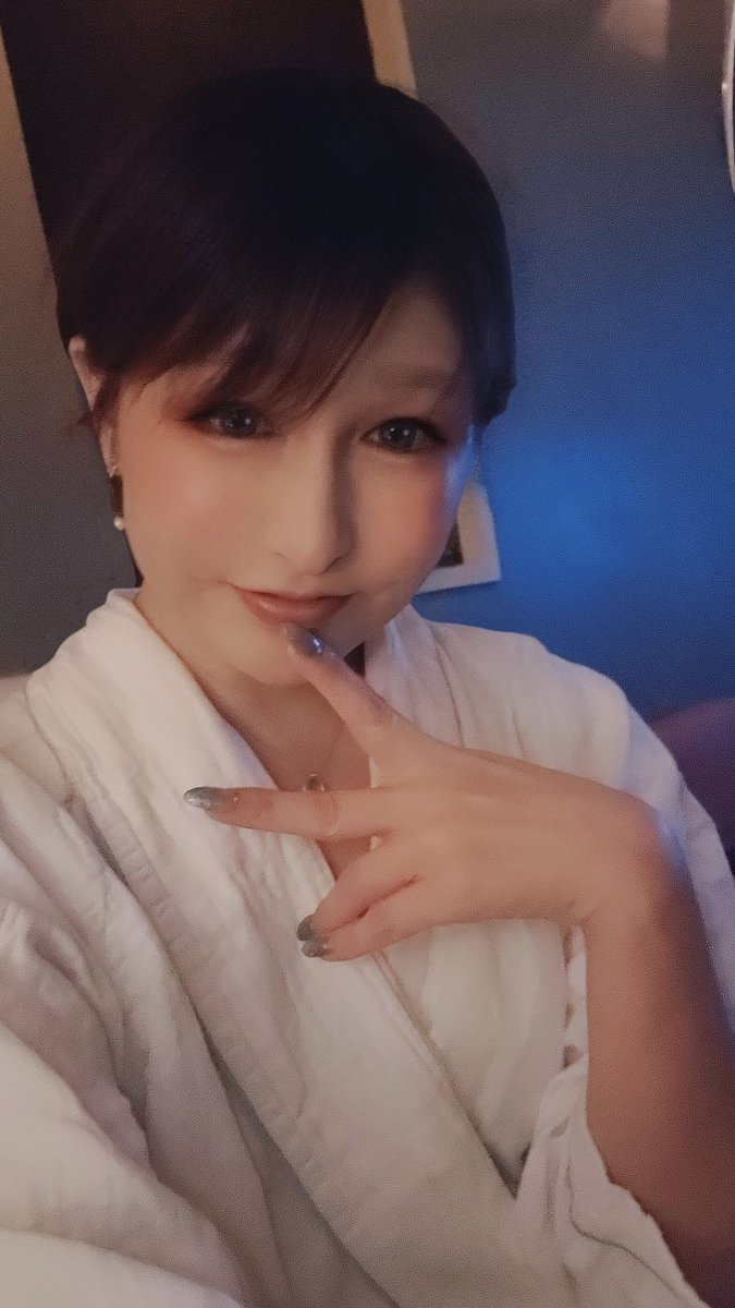 utatane8543's tweet photo. 新宿でお兄さんとお泊まり🤍

まずはワインで乾杯🍷
一緒にアニメを観ながら、いろんなお話をしたりして、とっても楽しい時間を過ごせました✨

気づけばすっかり夢中になっていて、帰る頃にはアニメの続きが気になっちゃいました😂

また一緒に観られたらいいな😌
楽しい夜をありがとうございました✨ https://t.co/GZGm2vo2sF