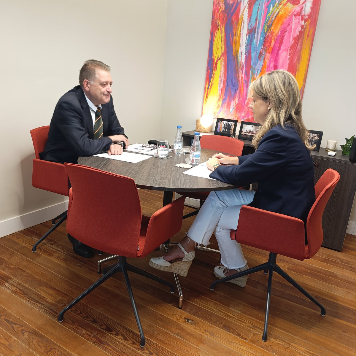 camarascyl's tweet photo. El director general de Desregulación de @jcyl  @JESUSJIMENEZMI1 y la secretaria Gral de @camarascyl han analizado las peticiones de las #empresas de #CyL para la simplificación de trámites burocráticos y la modernización de la administración. https://t.co/hcUNsb6zip