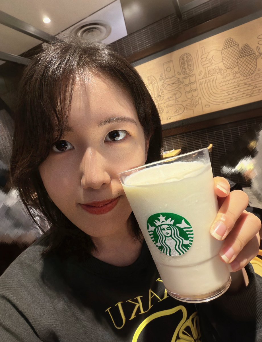 himawaridesuv's tweet photo. この前スタバで飲んだ、ホワイトチョコレートミルク🥛✨

初めて飲みましたが、私のスタバ定番メニュー入りしました！美味しすぎる〜🤩🤩
超！おすすめ！です！🌻✨ https://t.co/gUHfME5U4A