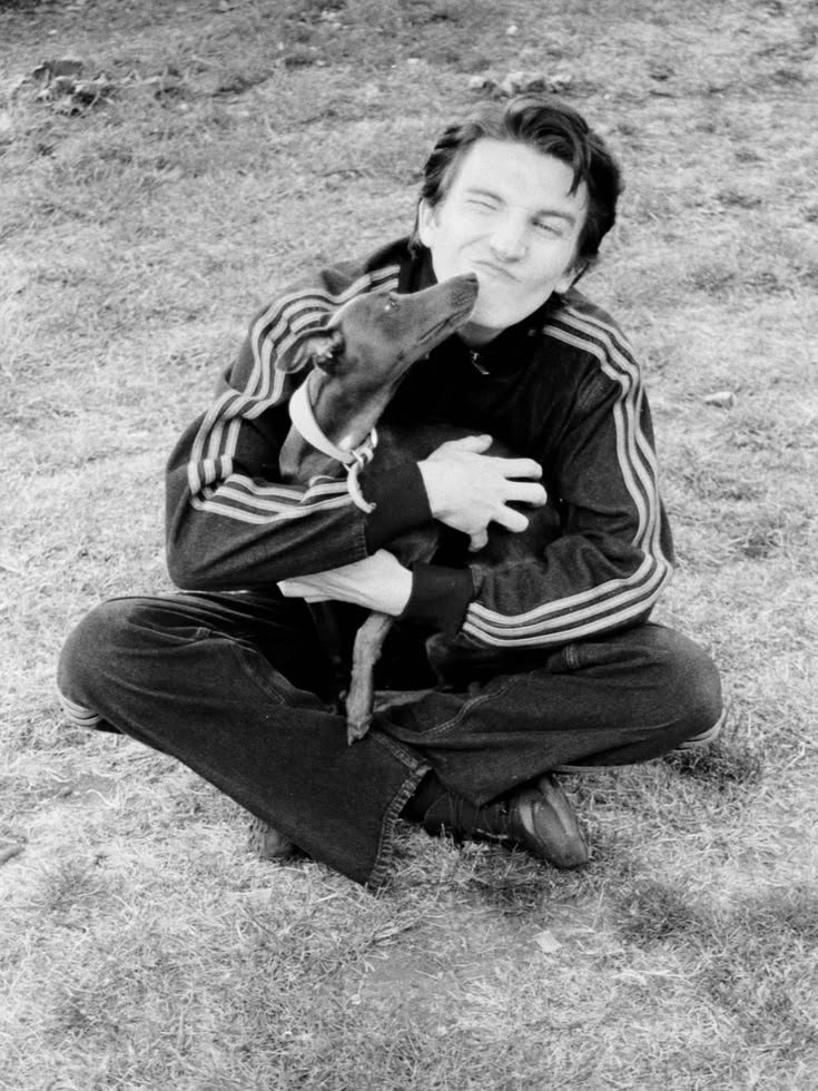 Sigriditsme's tweet photo. Ewan Mitchell loves pets https://t.co/ZQruR25oRO