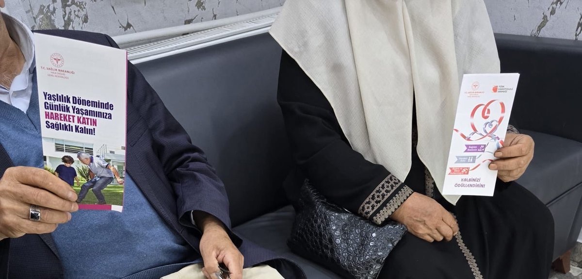 sebintsm's tweet photo. Dünya Yaşlılar Günü ile ilgili eğitim sorumlumuz Şebinkarahisar esnafı ve çay ocaklarını ziyaret ederek broşürlerle bilgilendirme yapmıştır. https://t.co/rkyly89P4S