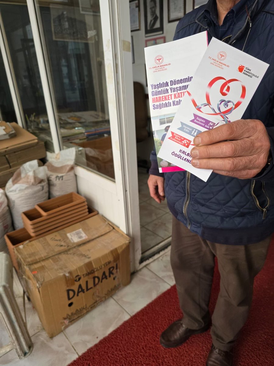 sebintsm's tweet photo. Dünya Yaşlılar Günü ile ilgili eğitim sorumlumuz Şebinkarahisar esnafı ve çay ocaklarını ziyaret ederek broşürlerle bilgilendirme yapmıştır. https://t.co/rkyly89P4S