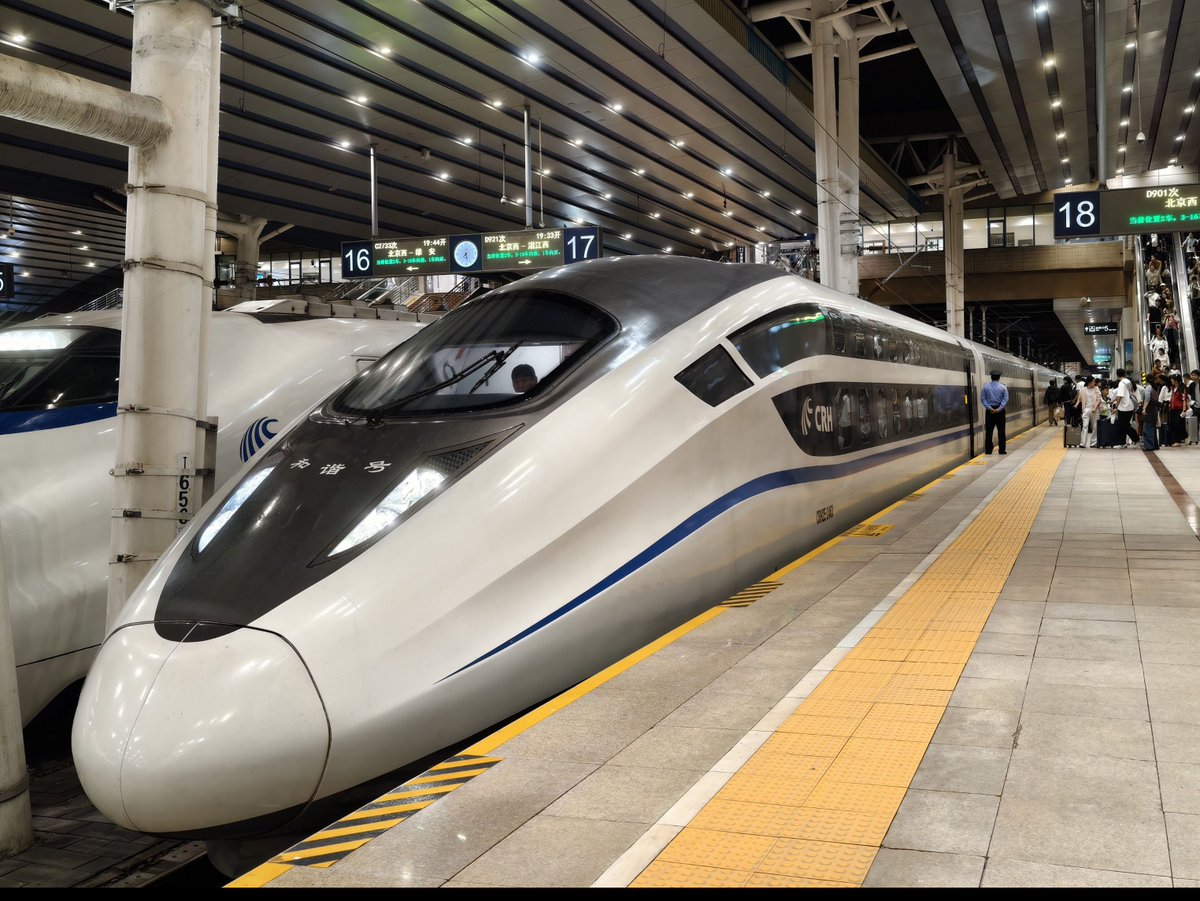 fishingcats511's tweet photo. D901初乗車！
中国に3編成しかないらしい縦向き寝台列車
2階建てみたいに窓が上下にあるのが特徴的です
家族連れが結構多いですが、ほぼ満席で大人気のようです✨これに乗るためだけにわざわざ北京まできました😂
広州まで2300kmを約11時間で爆走します。寝て起きたら広州ですね🤩 https://t.co/JZKHiBjzhg