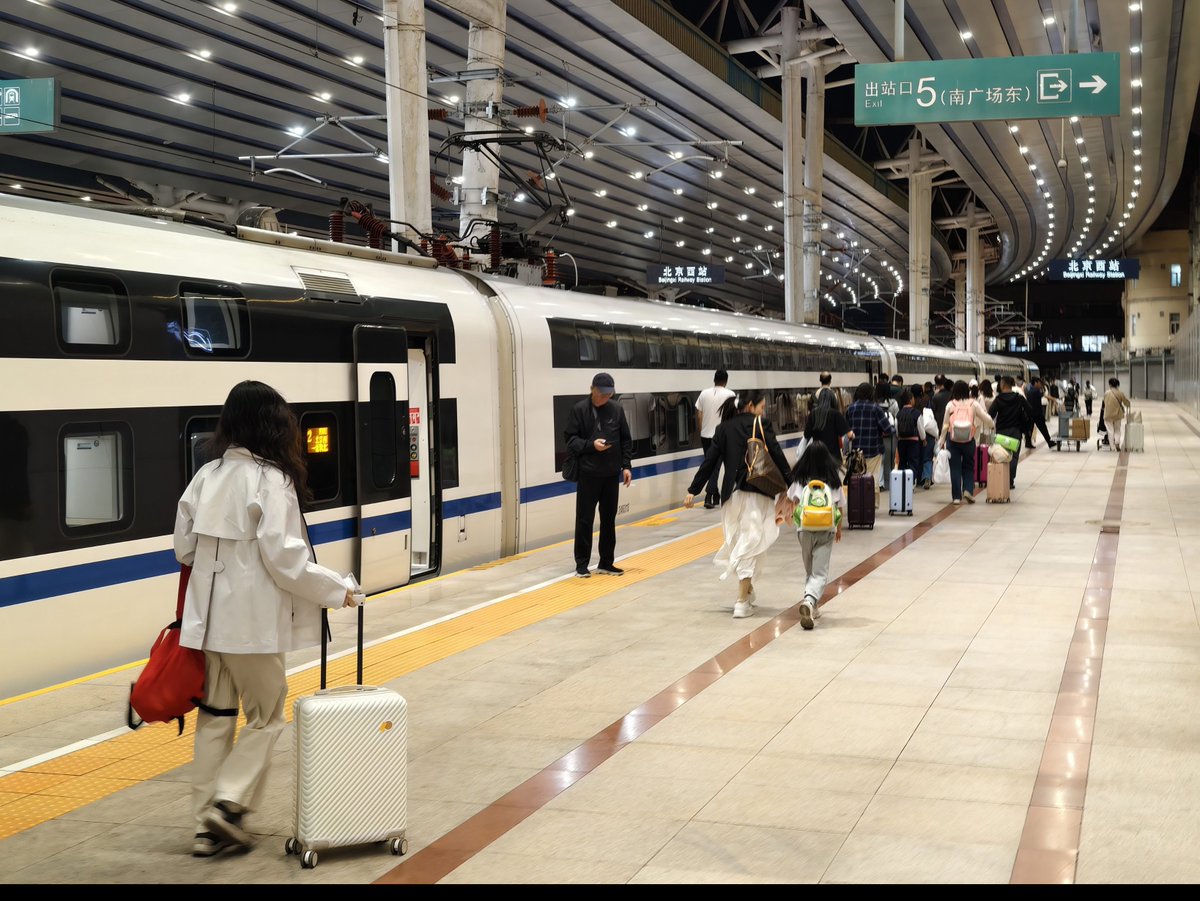 fishingcats511's tweet photo. D901初乗車！
中国に3編成しかないらしい縦向き寝台列車
2階建てみたいに窓が上下にあるのが特徴的です
家族連れが結構多いですが、ほぼ満席で大人気のようです✨これに乗るためだけにわざわざ北京まできました😂
広州まで2300kmを約11時間で爆走します。寝て起きたら広州ですね🤩 https://t.co/JZKHiBjzhg