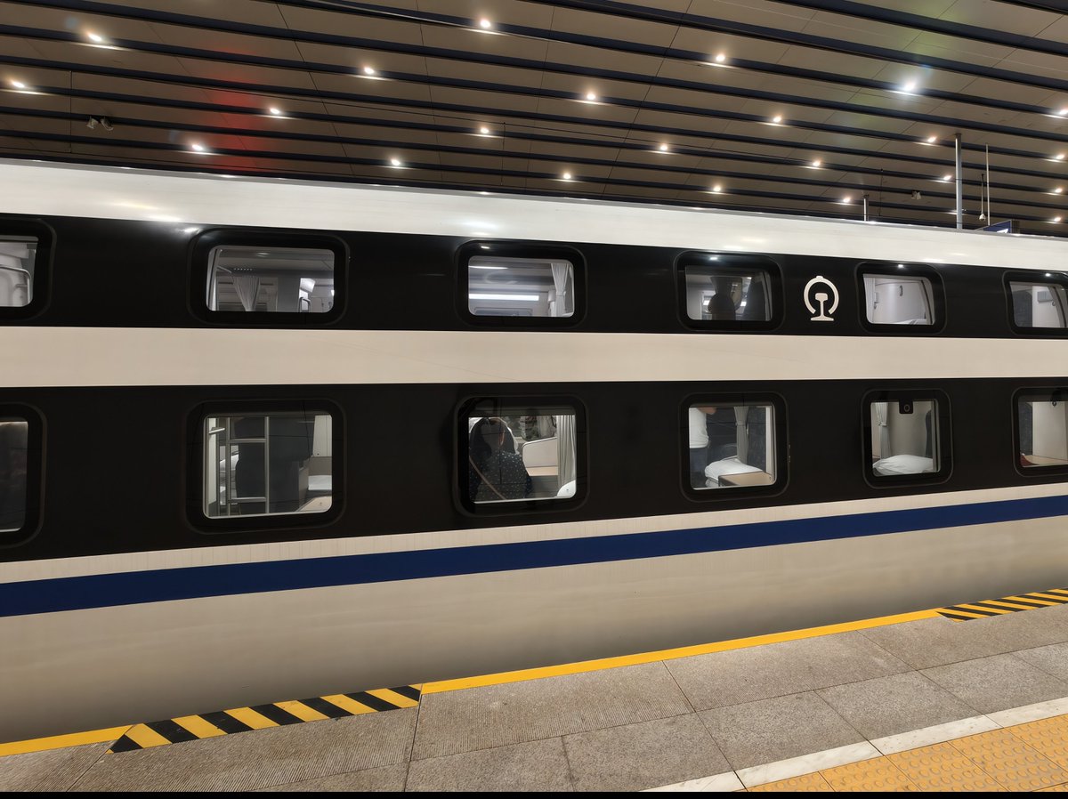 fishingcats511's tweet photo. D901初乗車！
中国に3編成しかないらしい縦向き寝台列車
2階建てみたいに窓が上下にあるのが特徴的です
家族連れが結構多いですが、ほぼ満席で大人気のようです✨これに乗るためだけにわざわざ北京まできました😂
広州まで2300kmを約11時間で爆走します。寝て起きたら広州ですね🤩 https://t.co/JZKHiBjzhg