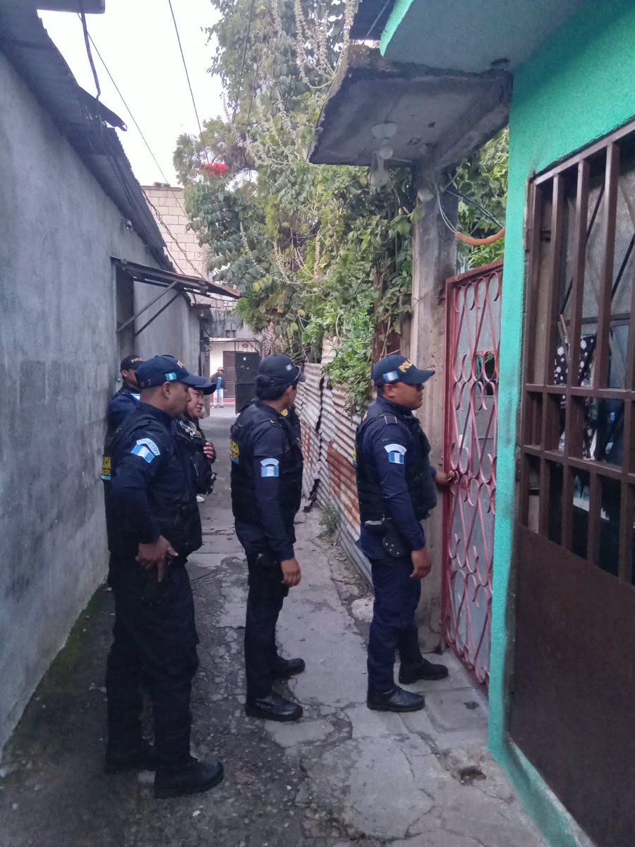 FJlorecita2's tweet photo. Esta mañana, 1 de octubre personal de #DIPANDA de la @PNCdeGuatemala desarrolla junto con #MP 47 allanamientos a nivel nacional.
#PNC #MP #Seguridad https://t.co/ZbXgJLjN9u