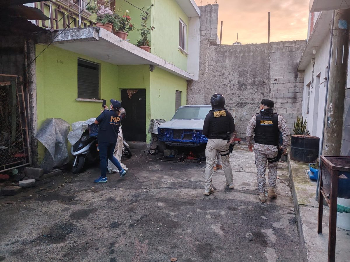FJlorecita2's tweet photo. Esta mañana, 1 de octubre personal de #DIPANDA de la @PNCdeGuatemala desarrolla junto con #MP 47 allanamientos a nivel nacional.
#PNC #MP #Seguridad https://t.co/ZbXgJLjN9u
