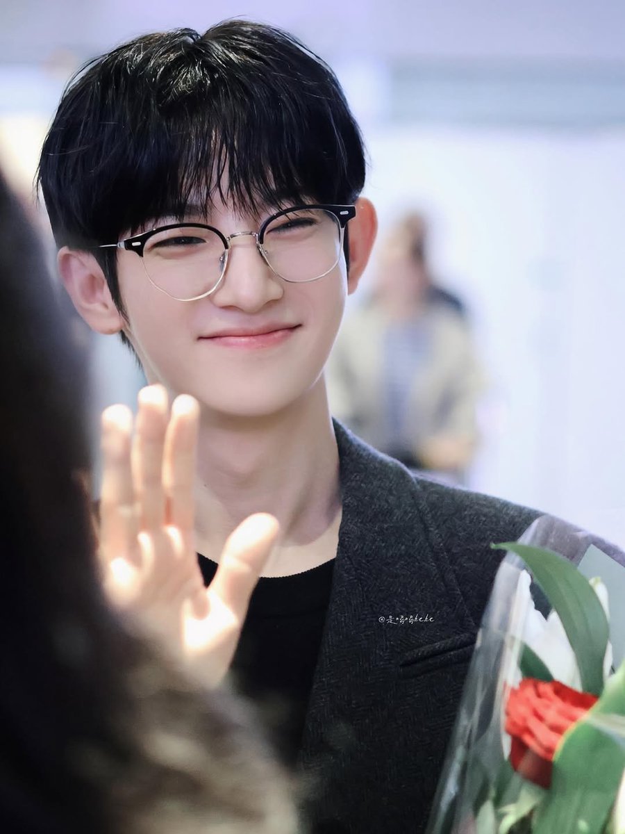 Ioneaviq's tweet photo. 파리에서 즐겁게 놀면서 자신을 잘 보호하고 빛나세요

PARK SIWOO IN PARIS

#PARKSIWOO
#PARKSIWOOxPFWSS27 https://t.co/DcAUEmFduN