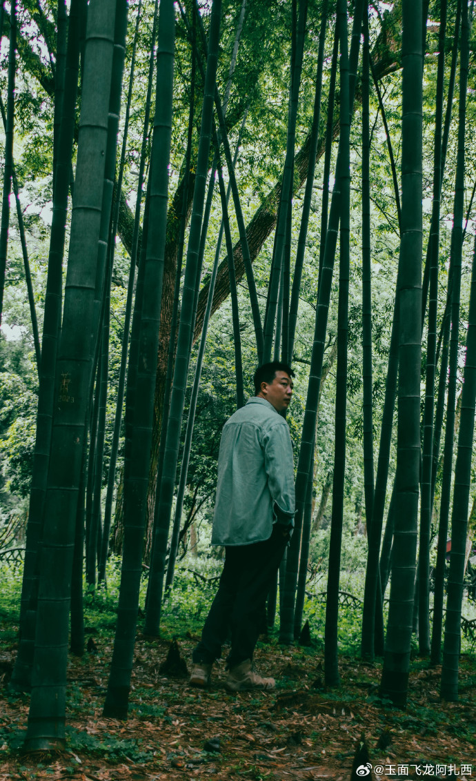 izoix7198's tweet photo. [A guy with a stern look holds a moxa stick, standing in a bamboo forest in autumn leaves!]， https://t.co/a3o7ig8i1v