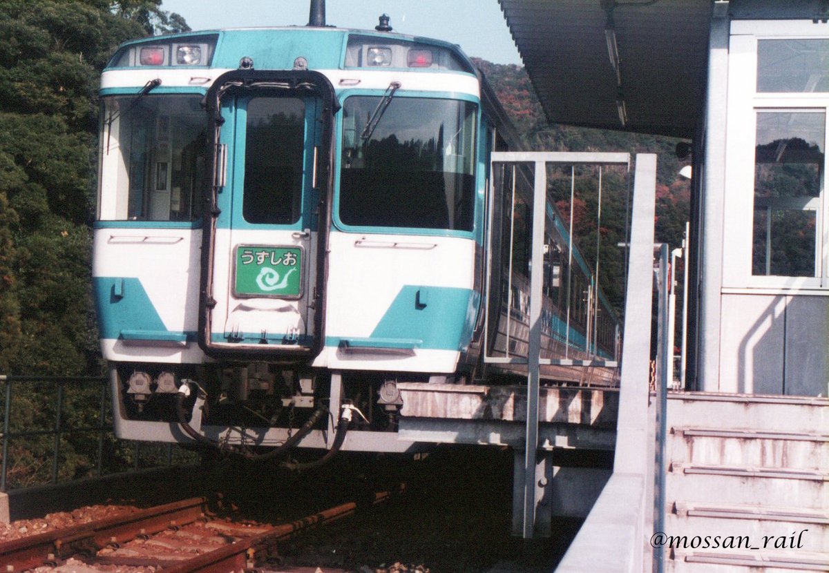 mossan_rail's tweet photo. 1993.12.28 阿佐海岸鉄道 甲浦駅にて
室戸岬の旅館に泊まり、バスに乗ってこの駅へ。
この駅も過去のものとなってしまった。 https://t.co/cAEB7ywHqj