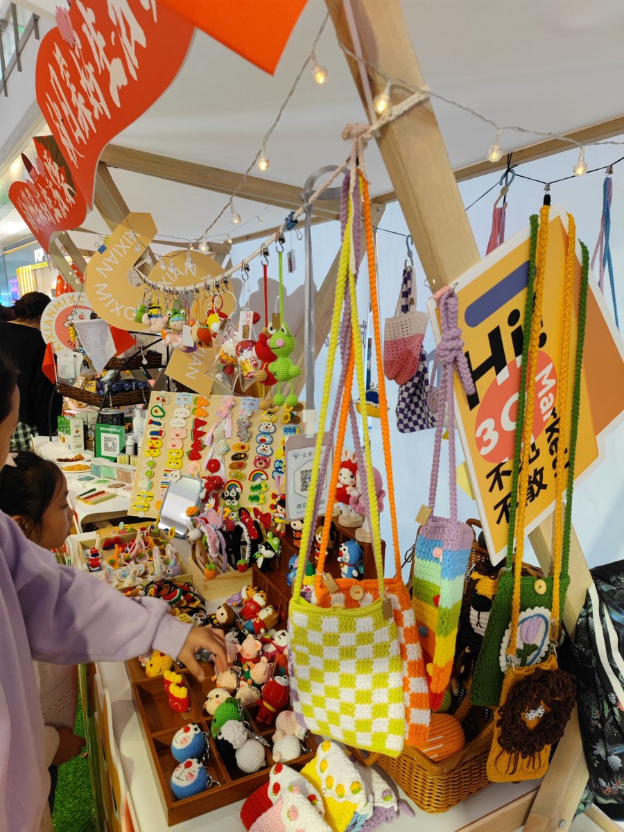 izo70612's tweet photo. I had such a fun time at the small town's autumn fair today, and there was a super warm teacher who taught everyone to use the little training pump to pick the perfect elliptical wampee fruits! https://t.co/uWXlvNfzjO