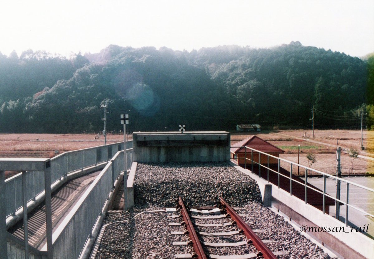 mossan_rail's tweet photo. 1993.12.28 阿佐海岸鉄道 甲浦駅にて
室戸岬の旅館に泊まり、バスに乗ってこの駅へ。
この駅も過去のものとなってしまった。 https://t.co/cAEB7ywHqj