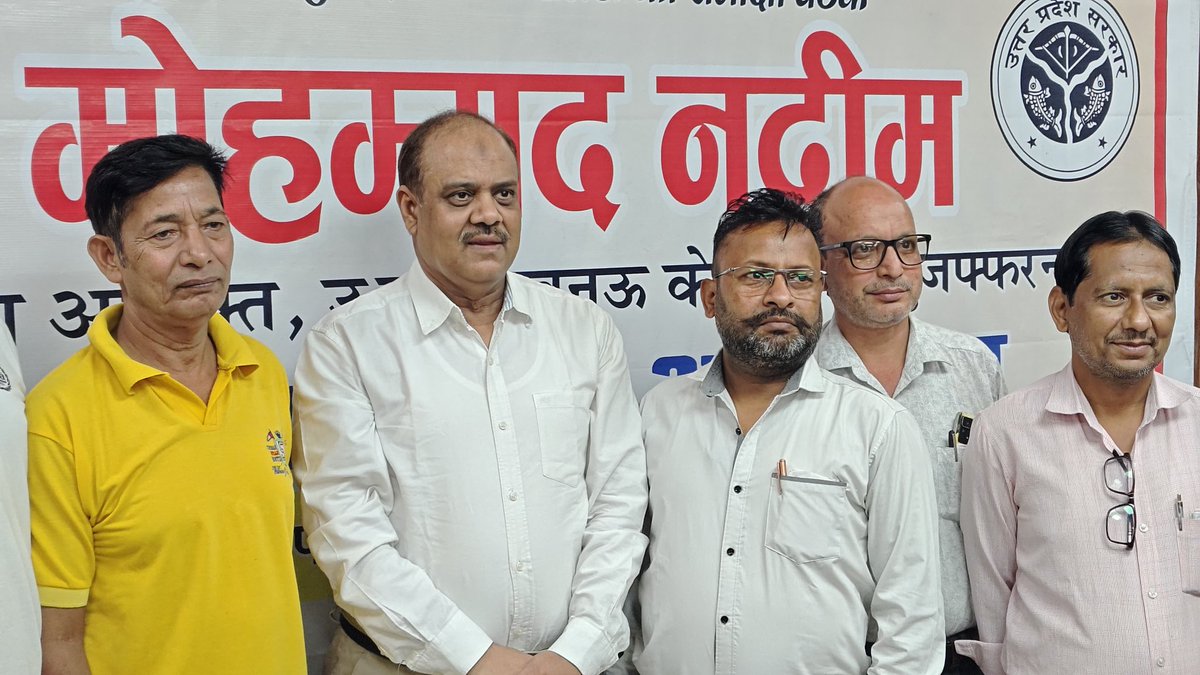 nadeemNBT's tweet photo. आज मुजफ्फरनगर में समीक्षा बैठक थी। सरकारी प्रोटोकॉल में बैठक के बाद प्रेस कॉन्फ्रेंस की औपचारिकता होती है। सरकारी सिस्टम के बुलावे पर पत्रकार साथी जुटे थे। 

मगर जब सफ़र इसी पेशे से शुरू होकर राज्य सूचना आयुक्त तक पहुँचा हो, तो फिर प्रेस कॉन्फ्रेंस की औपचारिकताओं के बंधन कहाँ टिकते हैं! 

😊 यह हुआ कि प्रेस कॉन्फ्रेंस होती रहेगी, पहले फ़ोटो हो जायें। फिर तस्वीरें क्लिक होने लगीं और पेशेवर मुलाक़ात पर पुरानी आत्मीयता भारी  पड़ गई हमेशा की तरह…
एक शेर है कि 

मुलाक़ातें न हों तो रिश्ते मरा नहीं करते,
कुछ लोग दूर रहकर भी जुदा नहीं होते। ❤

शुक्रिया , मुज़फ़्फ़रनगर के अपने पत्रकार साथियों का!!!