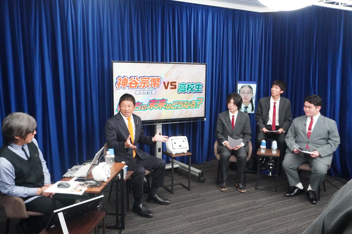 jinkamiya's tweet photo. ニコニコ動画で高校生の質問に答えてきました。
みんなしっかり考えていて、楽しい時間でした。高校生から選挙権を認めましょう。
彼らの意見を政治に反映させる。 https://t.co/FlLBR8r0Ax
