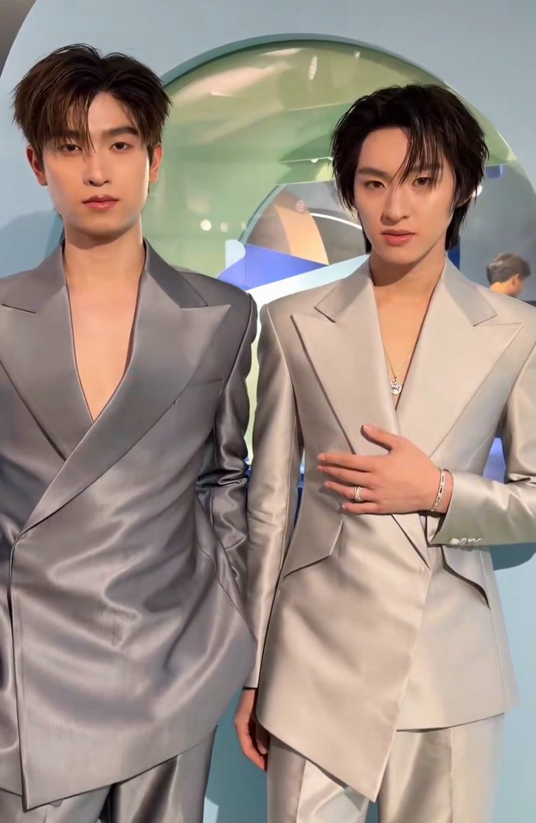 babiipofo's tweet photo. นี่ชอบชุดงานนี้มากเลยอะ โทมัสก้อง ˖ ชุดพอดีตัวคือที่สุดแล้วจริง ๆ ดูสง่ามาก ไหล่เป็นไหล่ เอวเป็นเอว ไม่ใส่ oversize คือโคตรถุกต้อง ㅜㅜ https://t.co/cGjtgTXdYK