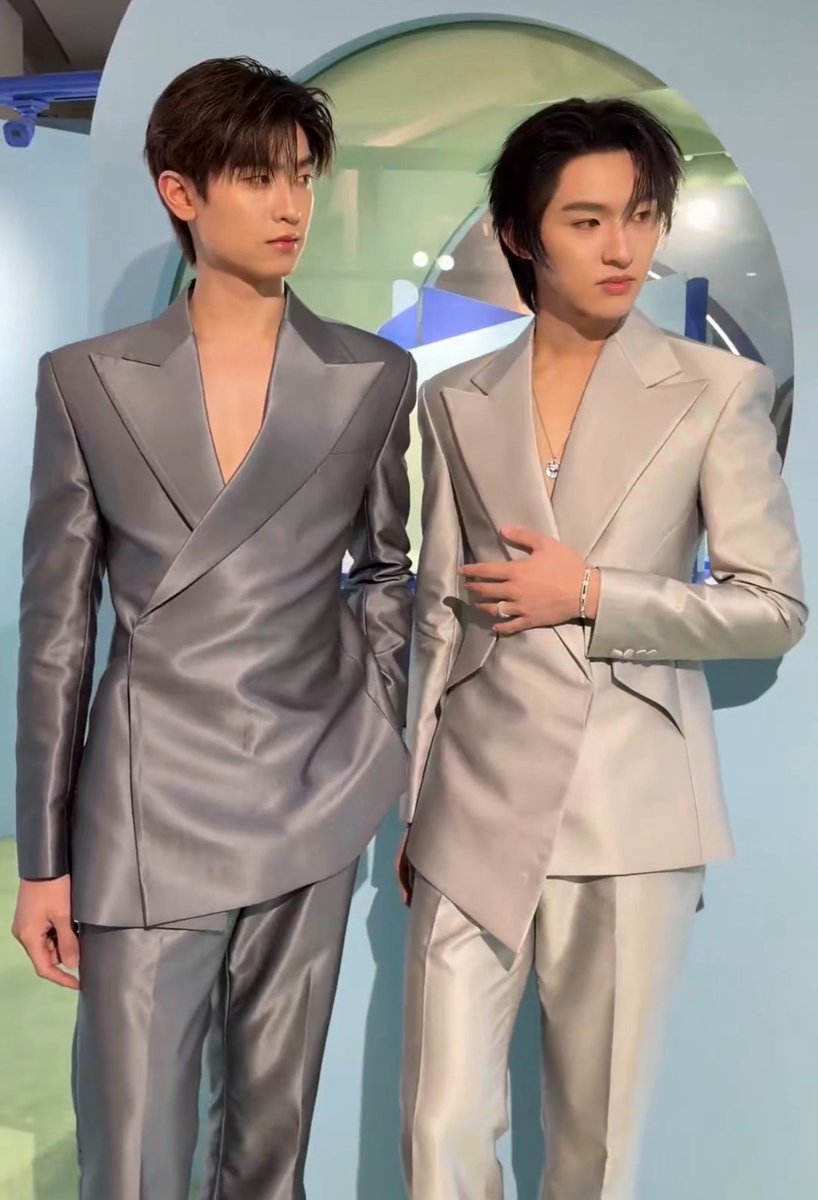 babiipofo's tweet photo. นี่ชอบชุดงานนี้มากเลยอะ โทมัสก้อง ˖ ชุดพอดีตัวคือที่สุดแล้วจริง ๆ ดูสง่ามาก ไหล่เป็นไหล่ เอวเป็นเอว ไม่ใส่ oversize คือโคตรถุกต้อง ㅜㅜ https://t.co/cGjtgTXdYK