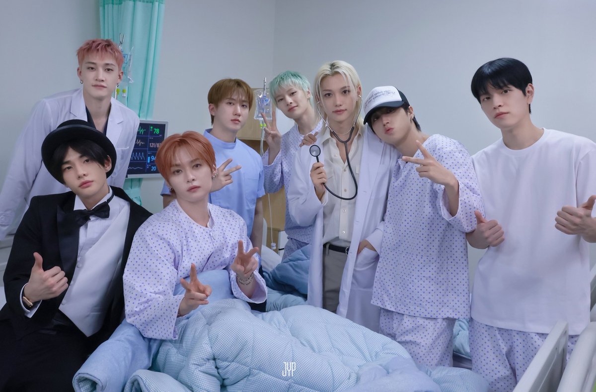 csnjwy's tweet photo. leeknow looks like he just gave birth and hyunjin is the father https://t.co/TLlGUtU4YI