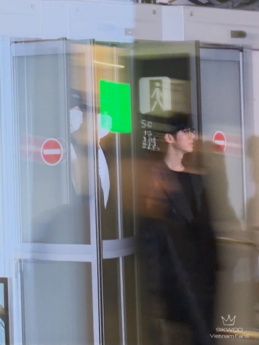 Miamiami128's tweet photo. Thích tấm này lắm lắm, Siwoo ở Paris rất hợp gu em ạ 
PARK SIWOO IN PARIS  #PARKSIWOO #PARKSIWOOxPFWSS27 https://t.co/Qa5n2dyuJc