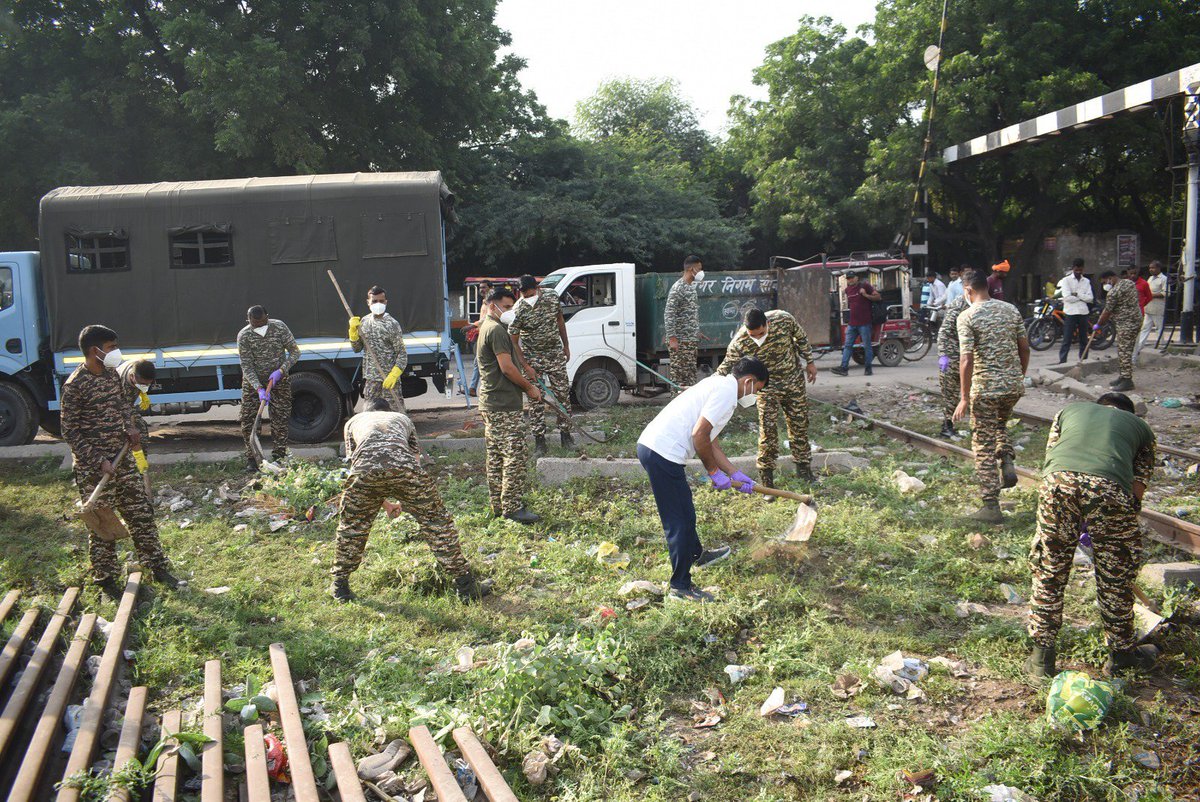 236bncrpf's tweet photo. 01/10/26 को 236 बटा. द्वारा राष्ट्रव्यापी श्रमदान  "एक दिन,एक घण्टा, एक साथ" के तहत् रेलवे गेट, नरेला पर स्वच्छता अभियान चलाया गया, जिसमें श्री अजय कु. सिंह, डीआईजी महानिदेशालय के.रि.पु.ब., 236 बटा. के अधिकारियों व कार्मिकों के अलावा श्री दिनेश भारद्वाज, निगम पार्षद ने भाग लिया । https://t.co/ounUwHTOFp