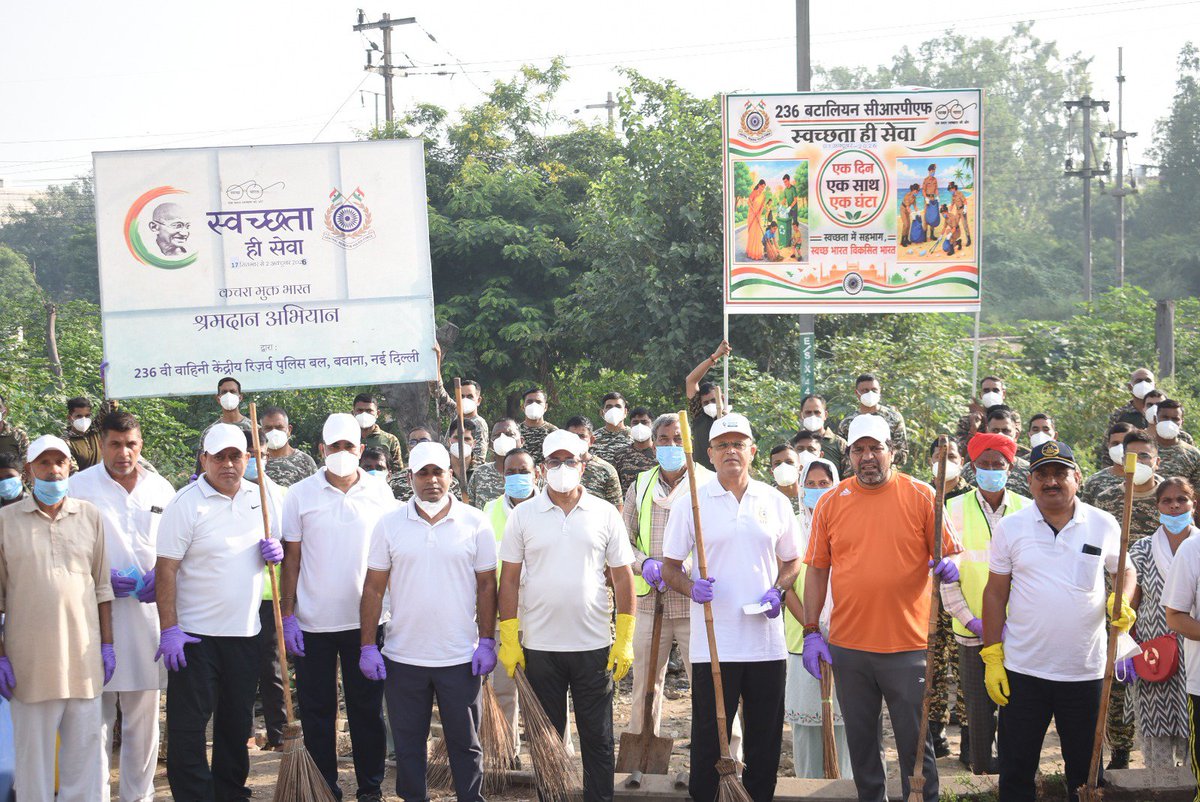 236bncrpf's tweet photo. 01/10/26 को 236 बटा. द्वारा राष्ट्रव्यापी श्रमदान  "एक दिन,एक घण्टा, एक साथ" के तहत् रेलवे गेट, नरेला पर स्वच्छता अभियान चलाया गया, जिसमें श्री अजय कु. सिंह, डीआईजी महानिदेशालय के.रि.पु.ब., 236 बटा. के अधिकारियों व कार्मिकों के अलावा श्री दिनेश भारद्वाज, निगम पार्षद ने भाग लिया । https://t.co/ounUwHTOFp