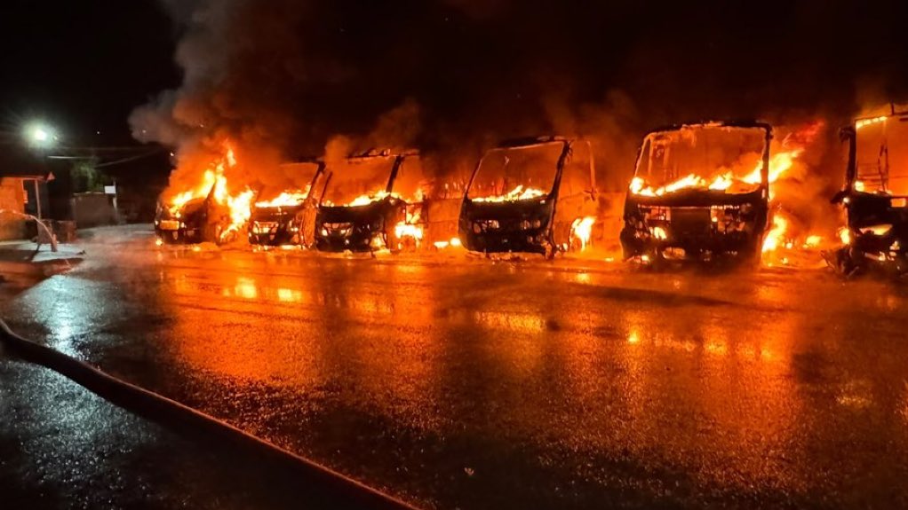 giuliana_nac's tweet photo. Anoche en Villa Alemana, encapuchados de la Confech y el Partido comunista  en un ataque terrorista quemaron 13 buses en una garita, además hubo saqueos a negocios y daño al inmobiliario público .., https://t.co/mTsb9nHn1w