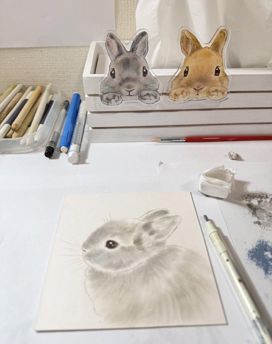 akipcs's tweet photo. 《🐰出品グッズのご紹介🍀》
今回の個展の目玉グッズはこちら、その名も「見守りクリップ」です。
てのひらいっぱいサイズで結構大きめ！
デスクで作業を見守ってもらうもよし、やや厚手の紙をはさんで��ポケットに入れればこれこの通り🐰
見守りクリップ2種、数に限りがありますのでよかったらお早めに🐰🐰✨