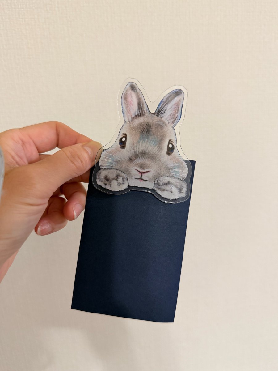 akipcs's tweet photo. 《🐰出品グッズのご紹介🍀》
今回の個展の目玉グッズはこちら、その名も「見守りクリップ」です。
てのひらいっぱいサイズで結構大きめ！
デスクで作業を見守ってもらうもよし、やや厚手の紙をはさんで��ポケットに入れればこれこの通り🐰
見守りクリップ2種、数に限りがありますのでよかったらお早めに🐰🐰✨