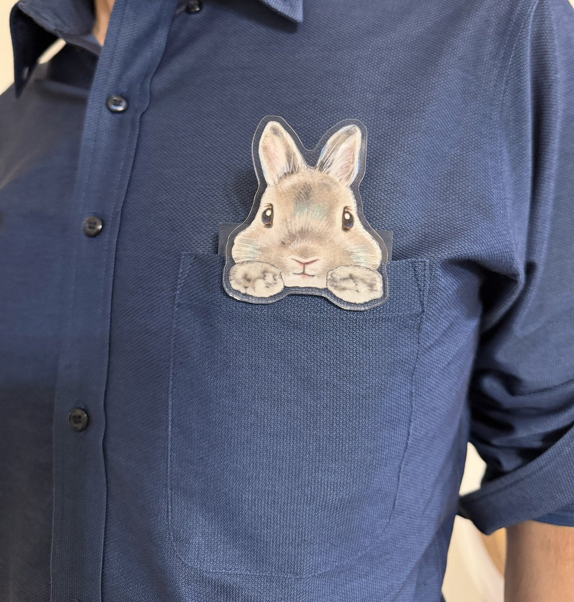 akipcs's tweet photo. 《🐰出品グッズのご紹介🍀》
今回の個展の目玉グッズはこちら、その名も「見守りクリップ」です。
てのひらいっぱいサイズで結構大きめ！
デスクで作業を見守ってもらうもよし、やや厚手の紙をはさんで��ポケットに入れればこれこの通り🐰
見守りクリップ2種、数に限りがありますのでよかったらお早めに🐰🐰✨