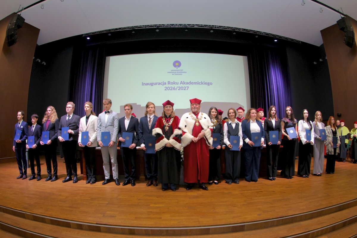 UMK_Torun's tweet photo. 🎉 Rozpoczęliśmy 𝟴𝟮. 𝐑𝐨𝐤 𝐀𝐤𝐚𝐝𝐞𝐦𝐢𝐜𝐤𝐢 w naszym Uniwersytecie! 👩‍🎓👨‍🎓

🔴 Transmisję z wydarzenia można obejrzeć na kanale YouTube uniwersyteckiej telewizji 
↪️ https://t.co/s5YYH7B22O

📷 Andrzej Romański

#UMK #uniwersytet #inauguracja2026 #studia https://t.co/qocMHpbF2y