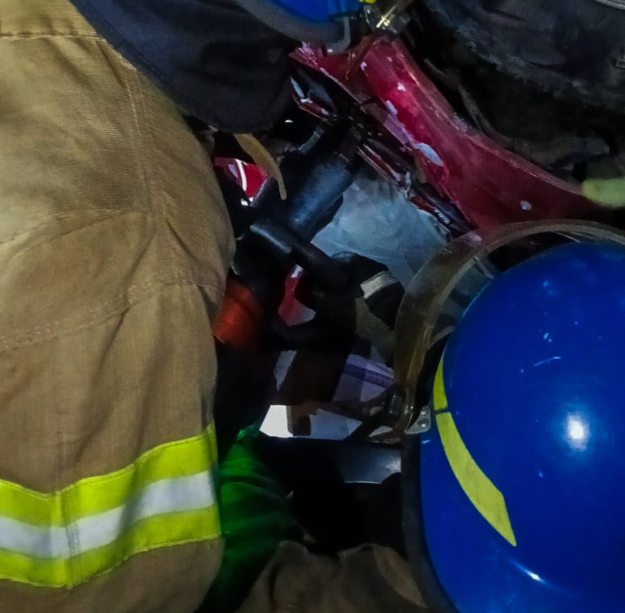 BomberosSV's tweet photo. 🚨 Atendimos un accidente de tránsito con una persona atrapada en el vehículo. 👨‍🚒 👉 Nuestro personal realizó labores de extricación. Lamentablemente, una persona falleció en el lugar y otra fue trasladada a un centro asistencial.📍Km 17½ de la carretera Antigua a Zacatecoluca, Santo Tomás, San Salvador.

🚧 Automovilistas y motociclistas, circular con precaución.

Emergencias 📞9️⃣1️⃣3️⃣🚒💨
