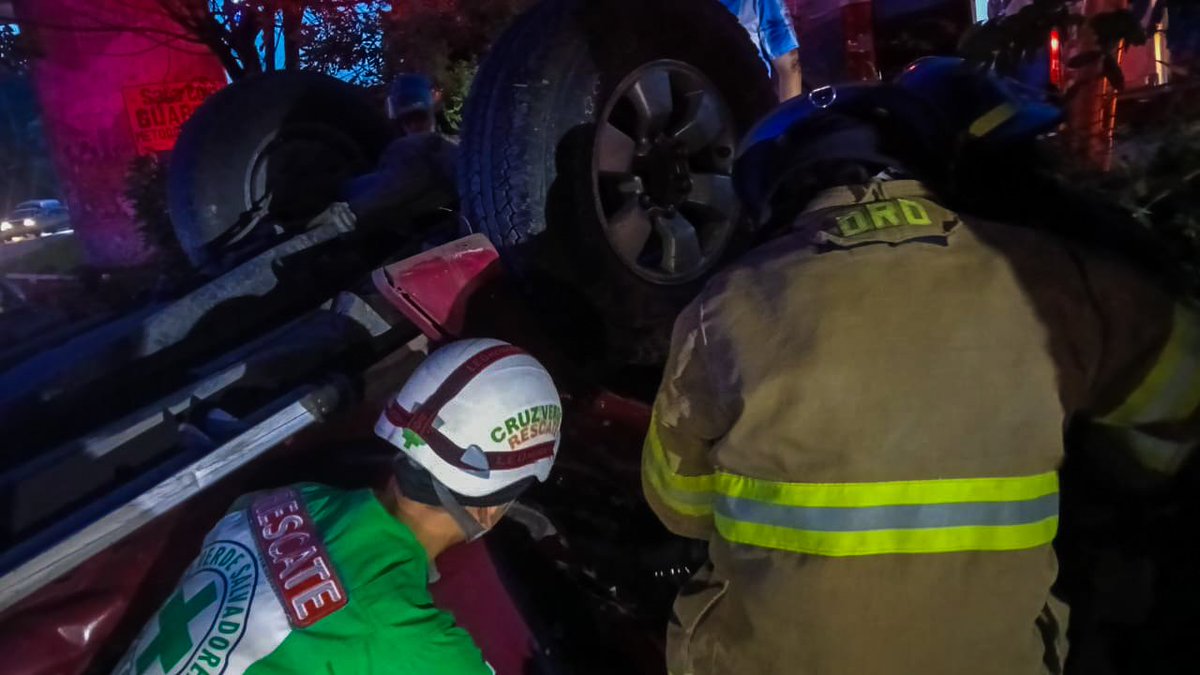 BomberosSV's tweet photo. 🚨 Atendimos un accidente de tránsito con una persona atrapada en el vehículo. 👨‍🚒 👉 Nuestro personal realizó labores de extricación. Lamentablemente, una persona falleció en el lugar y otra fue trasladada a un centro asistencial.📍Km 17½ de la carretera Antigua a Zacatecoluca, Santo Tomás, San Salvador.

🚧 Automovilistas y motociclistas, circular con precaución.

Emergencias 📞9️⃣1️⃣3️⃣🚒💨