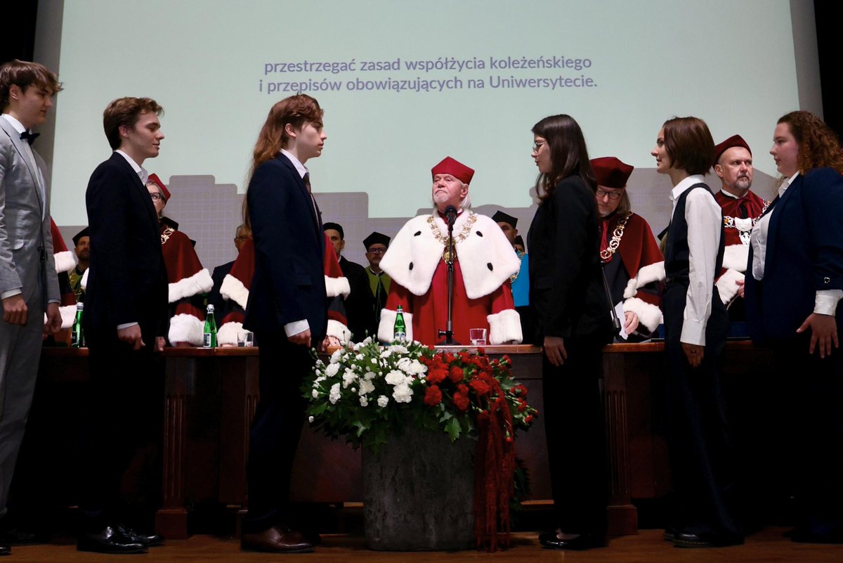 UMK_Torun's tweet photo. 🎉 Rozpoczęliśmy 𝟴𝟮. 𝐑𝐨𝐤 𝐀𝐤𝐚𝐝𝐞𝐦𝐢𝐜𝐤𝐢 w naszym Uniwersytecie! 👩‍🎓👨‍🎓

🔴 Transmisję z wydarzenia można obejrzeć na kanale YouTube uniwersyteckiej telewizji 
↪️ https://t.co/s5YYH7B22O

📷 Andrzej Romański

#UMK #uniwersytet #inauguracja2026 #studia https://t.co/qocMHpbF2y