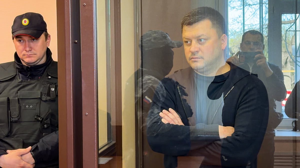 sotaproject's tweet photo. Ульяновского предпринимателя, осужденного за участие в «движении ЛГБТ», обвинили еще и в сатанизме

Преследование Журавлева началось в августе 2024 года. Тогда ему вменили 2 статьи УК: принуждение к половым сношениям (в том числе однополым) и организацию деятельности экстремистской организации.

Как выяснилось (https://t.co/dK2YIhp7R7) из релиза ФСБ, спецслужба считает, что «Журавлев являлся сторонником сатанизма и продвигал среди подчиненных сотрудников идею однополых отношений как способ приобщения к дьяволопоклонничеству». Сотрудников в этом он якобы убеждал, объясняя, что так они «достигнут финансового благополучия» и продвинутся в карьере. На момент опубликования этого пресс-релиза «движение сатанистов» в России еще не было запрещено. 

В марте 2025 года Инзенский районный суд приговорил Журавлева к трем годам колонии общего режима. Его признали виновным не только в участии в деятельности запрещенного «международного движения ЛГБТ», но и в понуждении подчиненного к действиям сексуального характера.

Команда «Тюремный адвокат» пишет (https://t.co/g6CmJ8KDm3), что теперь против мужчины возбудили еще одно уголовное дело — об участии в деятельности «Международного движения сатанизма», запрещенного летом прошлого года — то есть, уже после приговора Журавлева по первому делу. 

Фото: «Коммерсант»