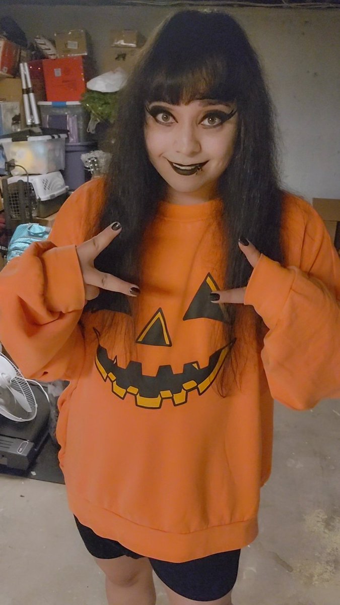 LovelyGhoulie's tweet photo. HAPPY FIRST OF OCTOBER EVERYONE!! MAY THE BEST MONTH BE FOREVER SPOOKY 🖤🧡🖤🧡 https://t.co/dqxtNOk4CM