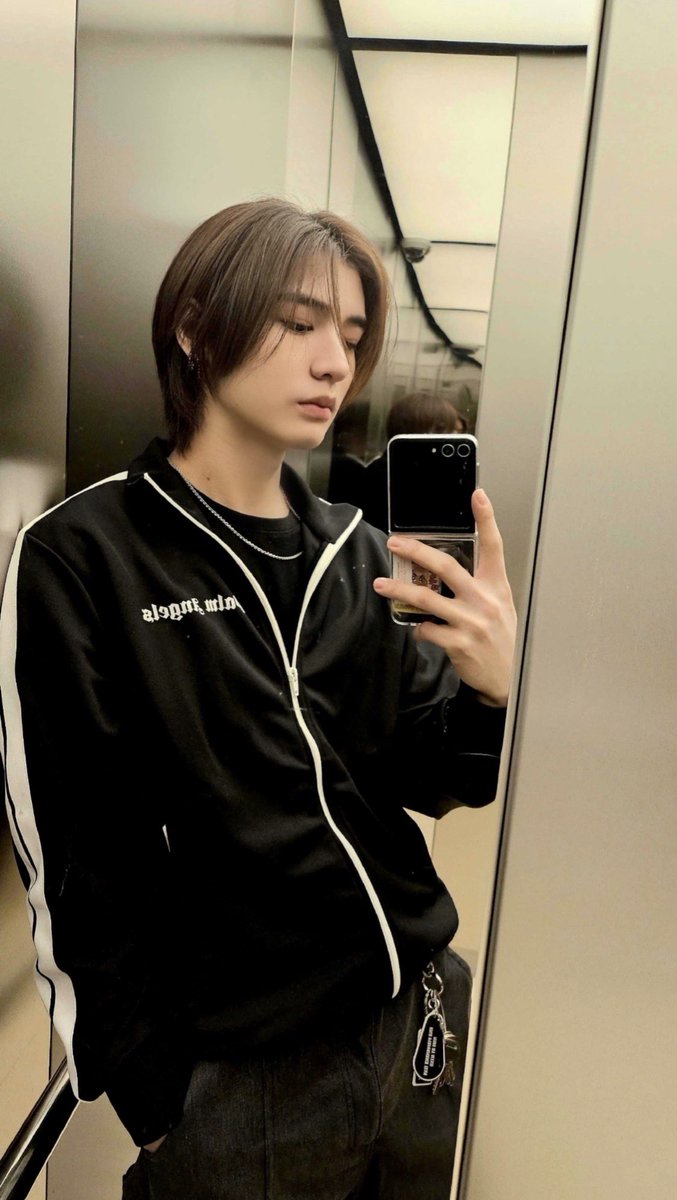 knocknocktaz's tweet photo. Fit check dulu sebelom jalan-jalan ke Sea World lihat ikan-ikan lucu sama sahabat. 🐬🐠🐟#bestie 🫳
Biasanya sih awalnya sahabat lama-lama jadi......... 👻
#ODSD #OnedoorSelcaDay
#LEEHAN #이한
#BOYNEXTDOOR #보이넥스트더어 @BOYNEXTDOOR_twt https://t.co/70hYmwh8Zj