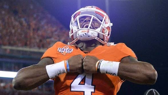 Sport10YearsAgo's tweet photo. DESHAUN WATSON JUST WON A SHOOTOUT AGAINST LAMAR JACKSON.

Watson throws for 306 yards and five touchdowns as No. 5 Clemson survives No. 3 Louisville 42-36.

Jackson finishes with 457 total yards, but Louisville’s final drive ends one yard short. https://t.co/SwKePgTsQ4